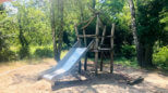 Spielplatz mit angrenzendem Wald in der Heilsberger Allee