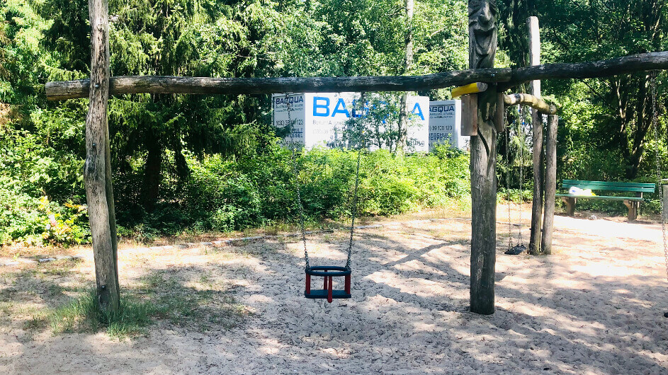 Spielplatz mit angrenzendem Wald in der Heilsberger Allee