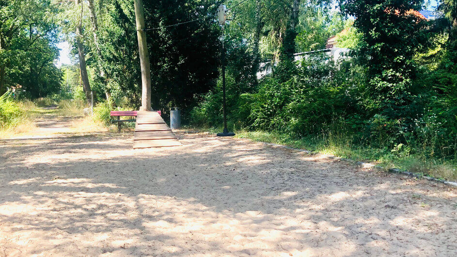 Spielplatz mit angrenzendem Wald in der Heilsberger Allee