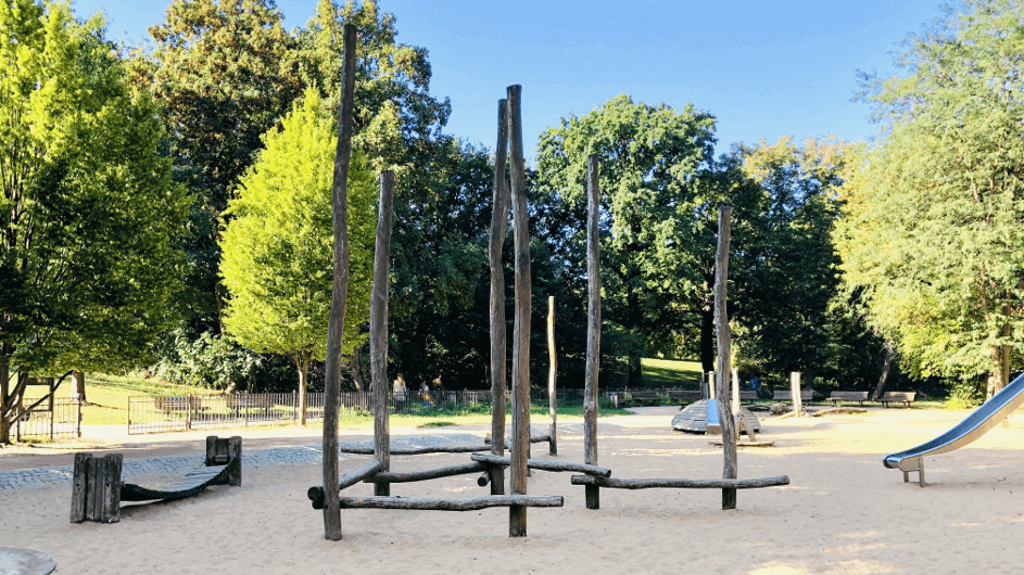 Spielplatz mit Bolzplatz am Volkspark Friedrichshain