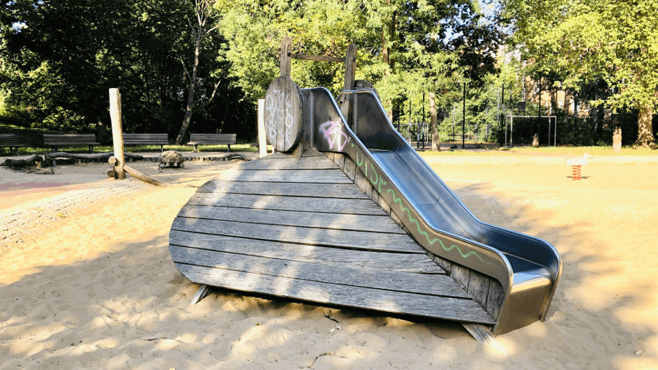 Spielplatz mit Bolzplatz am Volkspark Friedrichshain