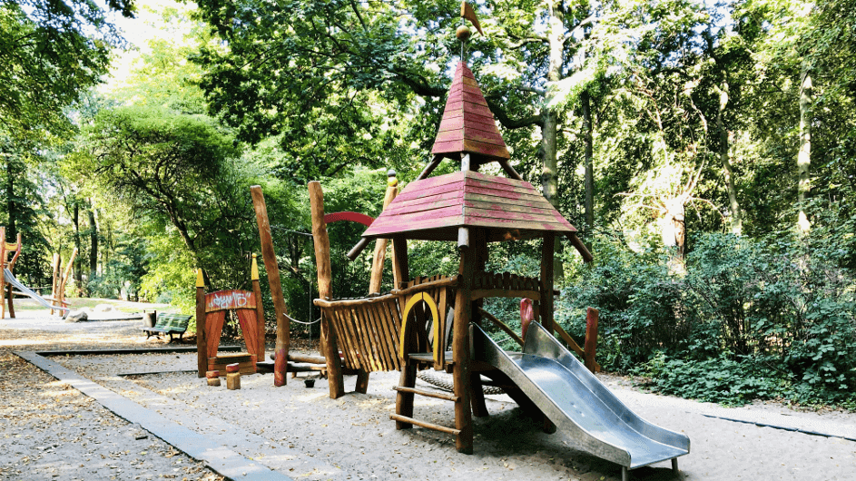 Schattiger Spielplatz im Ortsteil Tiergarten