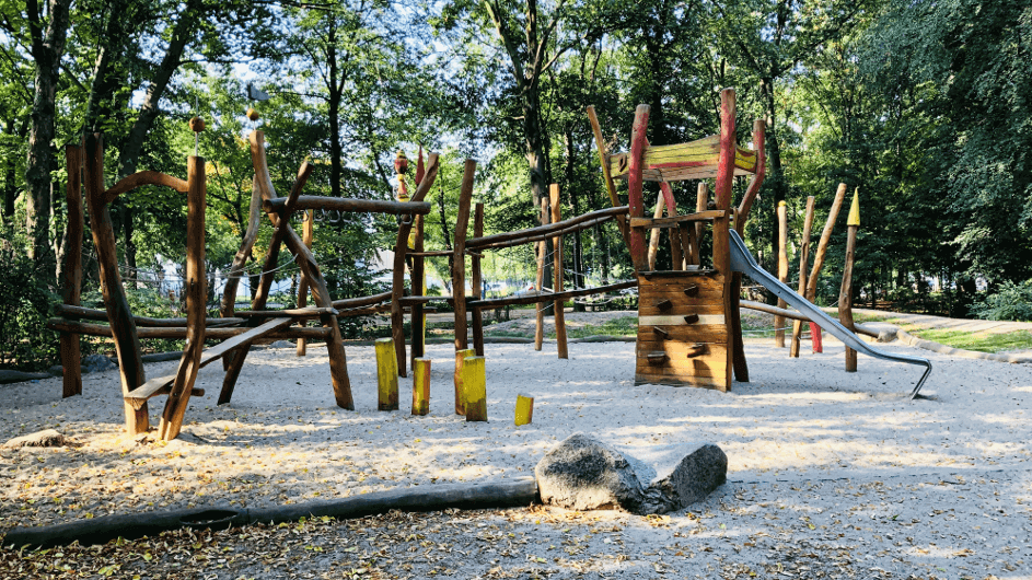 Schattiger Spielplatz im Ortsteil Tiergarten