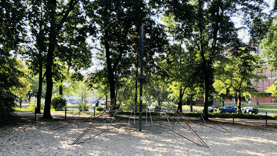 Schattiger Spielplatz im Ortsteil Tiergarten