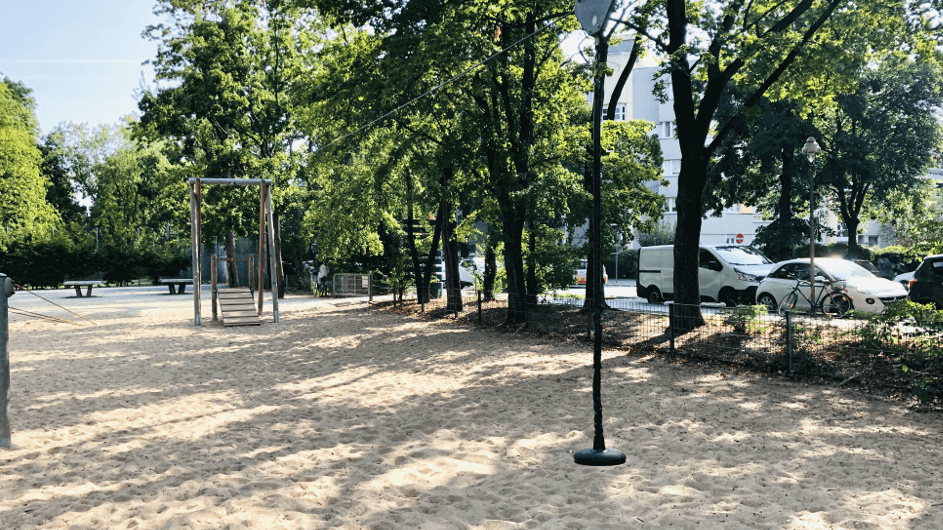 Spielplatz mit Kletterspinne in der Rathenower Straße