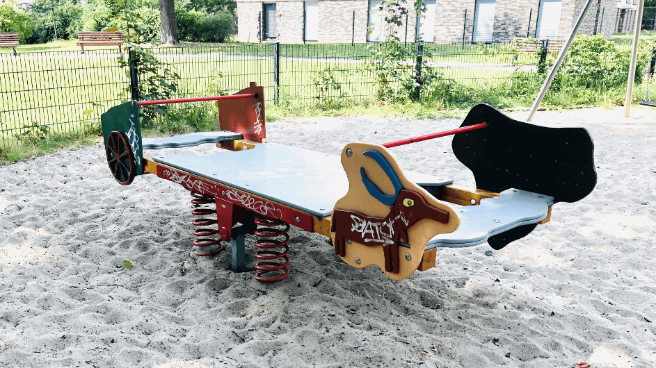 Spielplatz mit Parkanschluß in der Ravenestraße