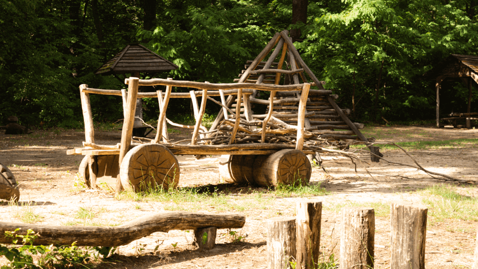 Spiel-Holzwagen auf dem Waldspielplatz Plänter Wald