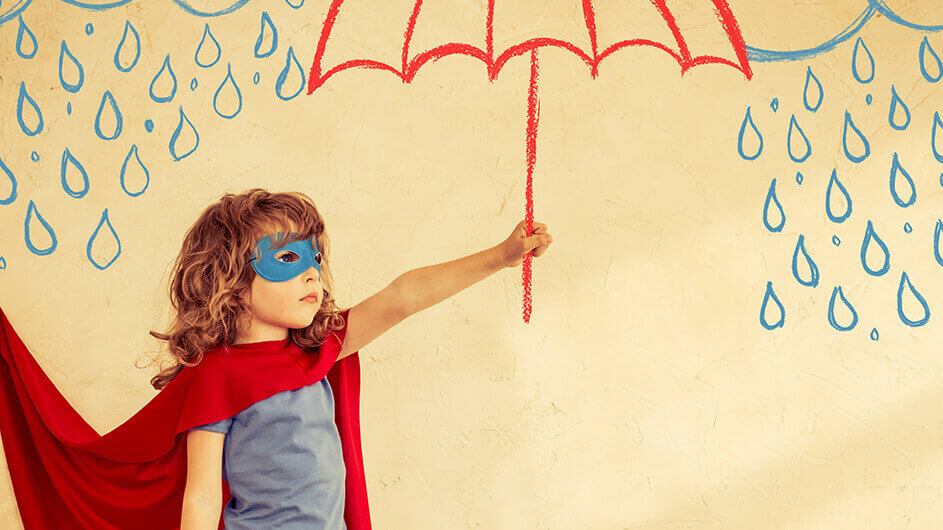 Ein Kind hat sich mit Maske und Cape als SuperheldIn verkleidet. Es hält einen gezeichneten Regenschirm gegen gezeichneten Regen.