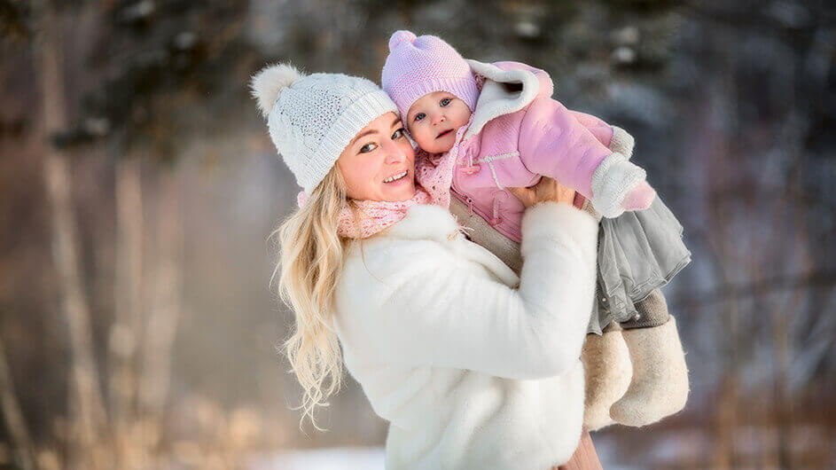 Mutter und Tochter dick angezogen draußen im Winter