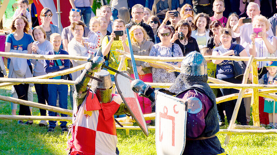 Ritterturnier auf einem Mittelalterfest vor lachendem Publikum