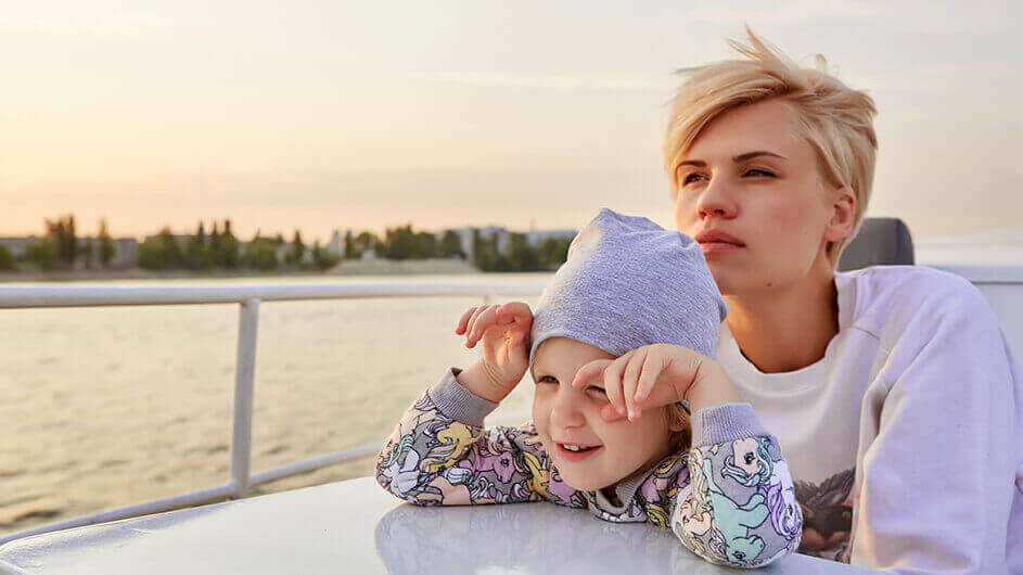 Mutter und Tochter am Abend auf einem Schiff