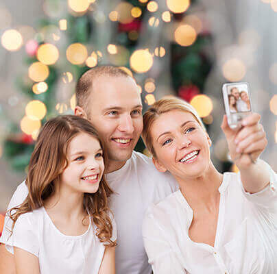 Macht in diesem Kindercafé festliche Selfies vor weihnachtlicher Dekoration