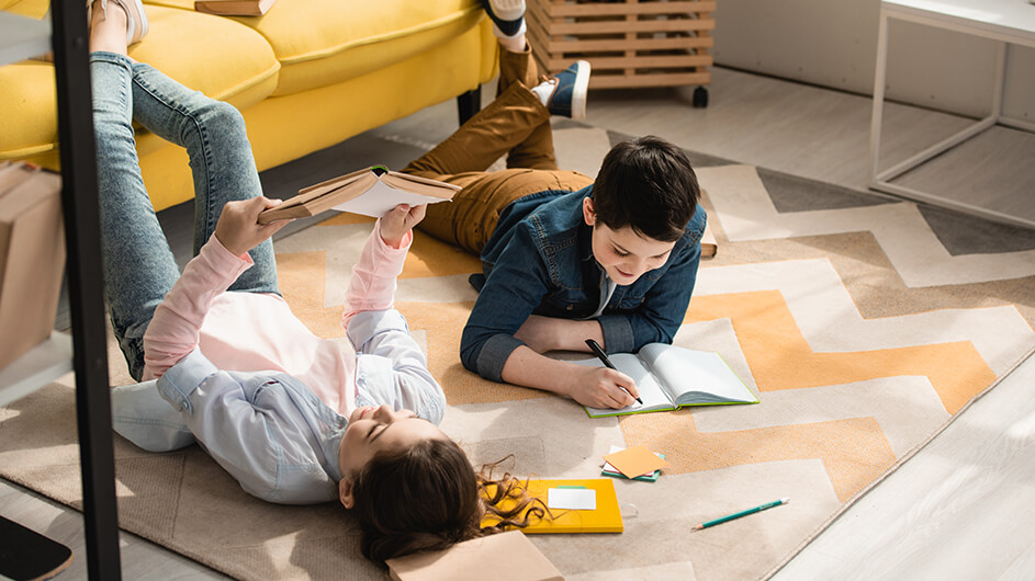 Zwei Geschwister lernen zu Hause für die Schule