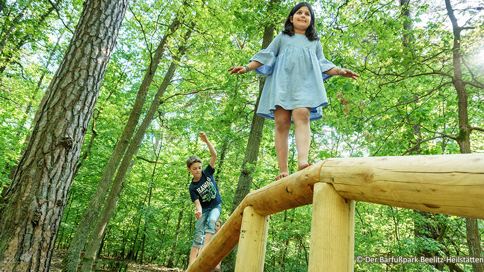 Barfußpark Beelitz-Heilstätten Kinder balancieren