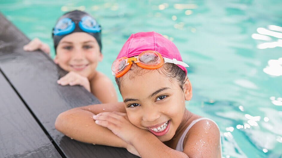 Zwei fröhliche Kinder in Berliner Schwimmbad, Hallenbad