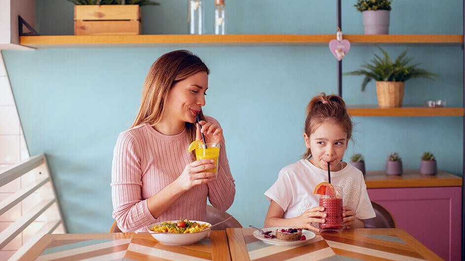 Mutter Tochter Kindercafé Frühstück