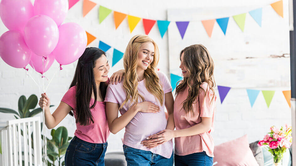 Frauen freuen sich über Dekoration