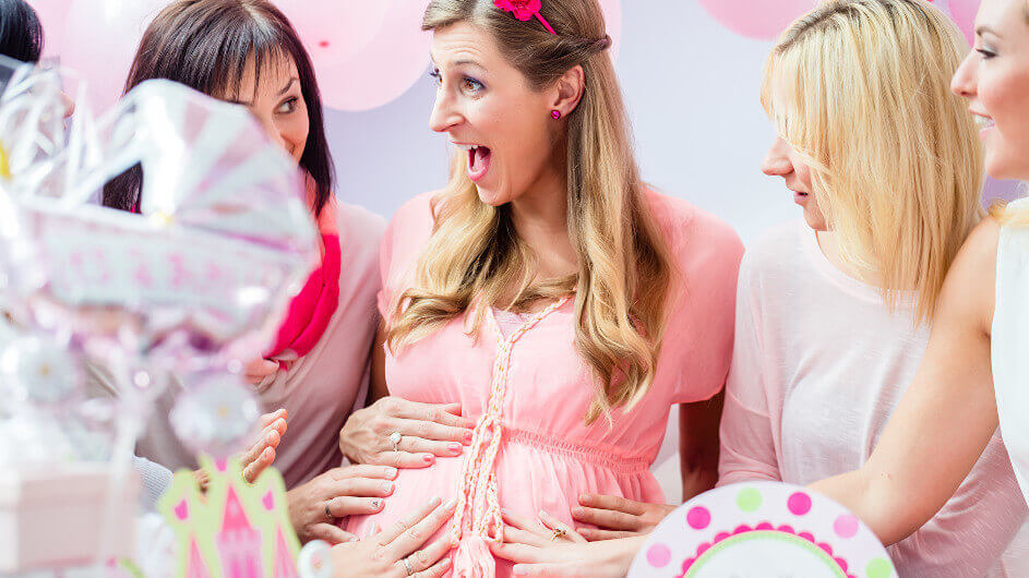 Frauen auf einer Babyparty mit DIY-Trends