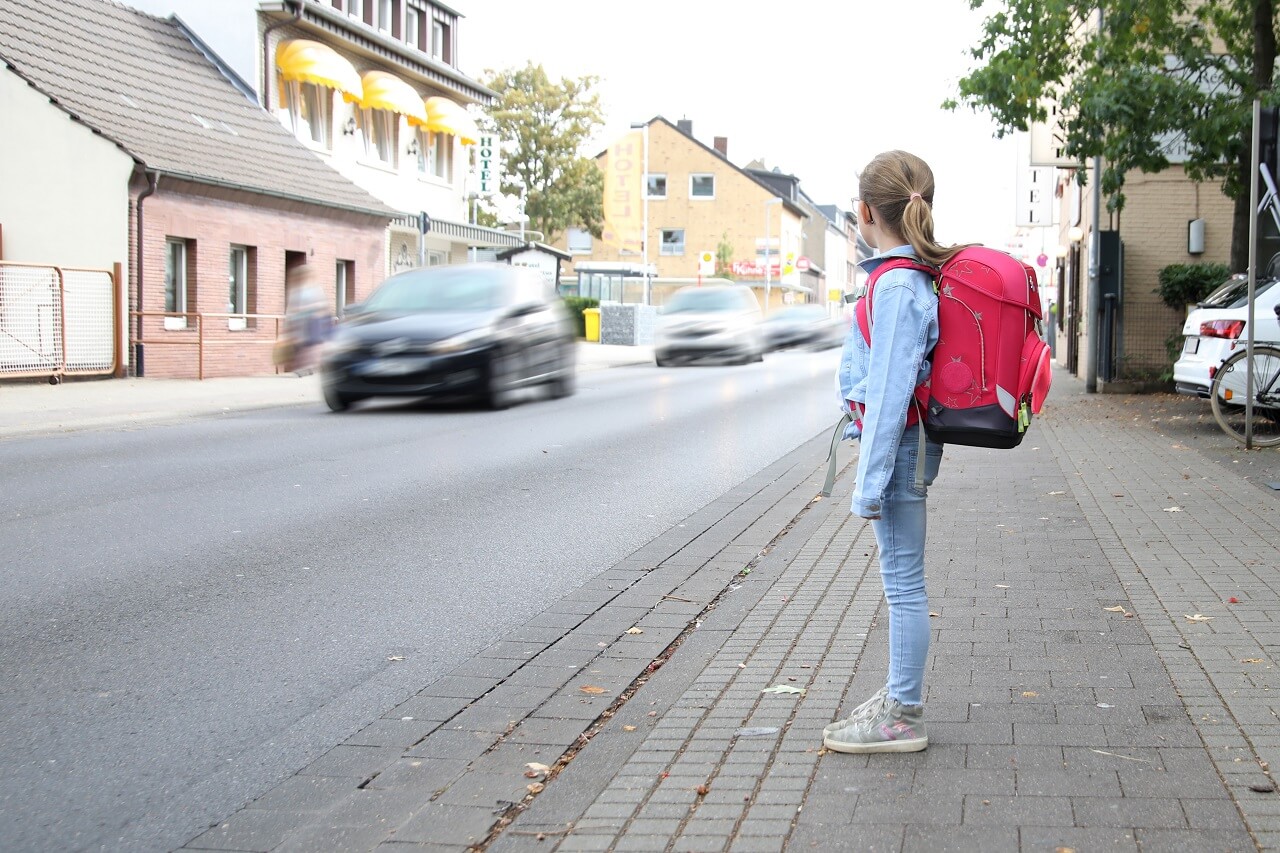 Ein Mädchen an der Straße.