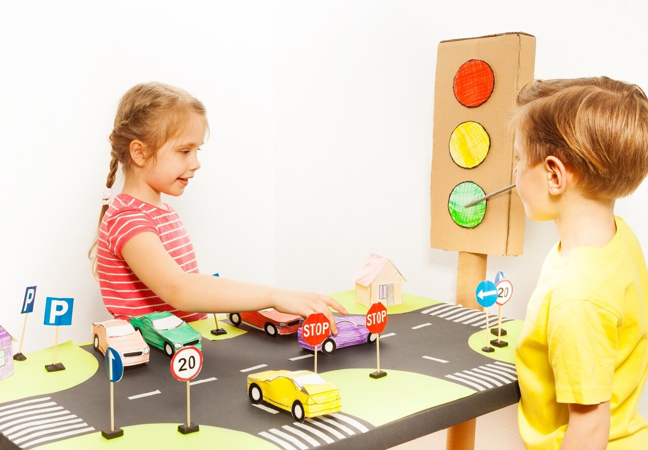 Kinder spielen in der Verkehrsschule.