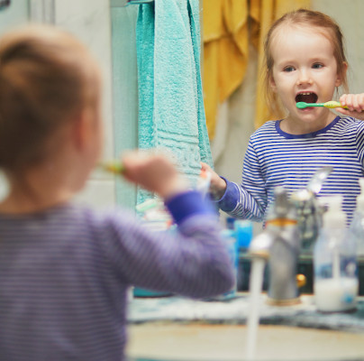 Strahlendes Lächeln von Anfang an: So entwickeln Kinder gesunde Gewohnheiten